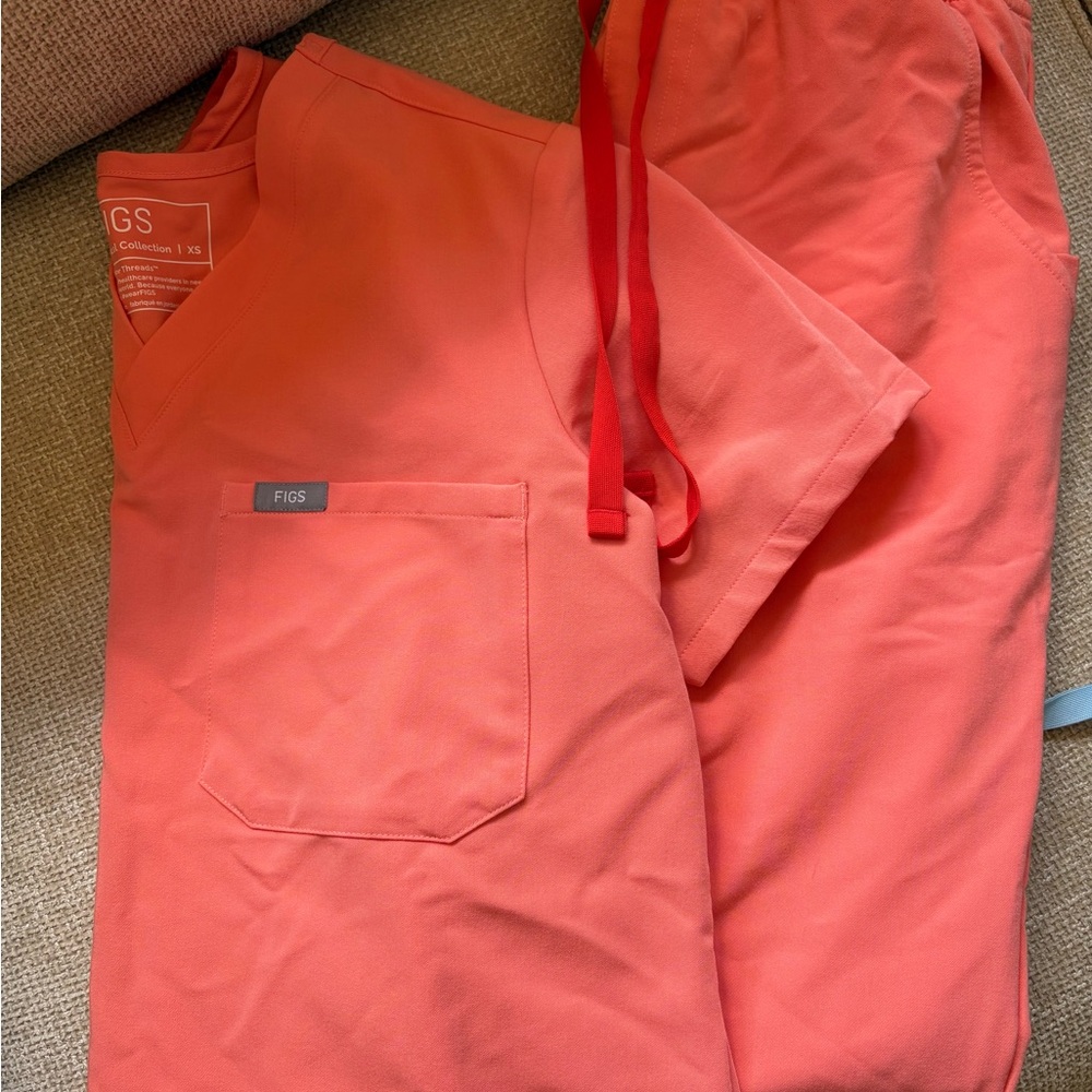 Figs Women's Coral Scrub Set